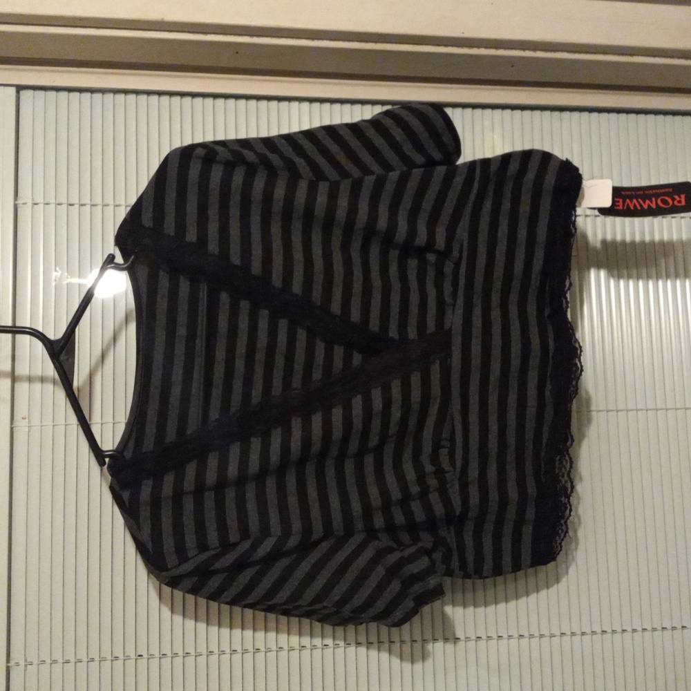 Crop top size 3x gray and black stripe nwt Romwe